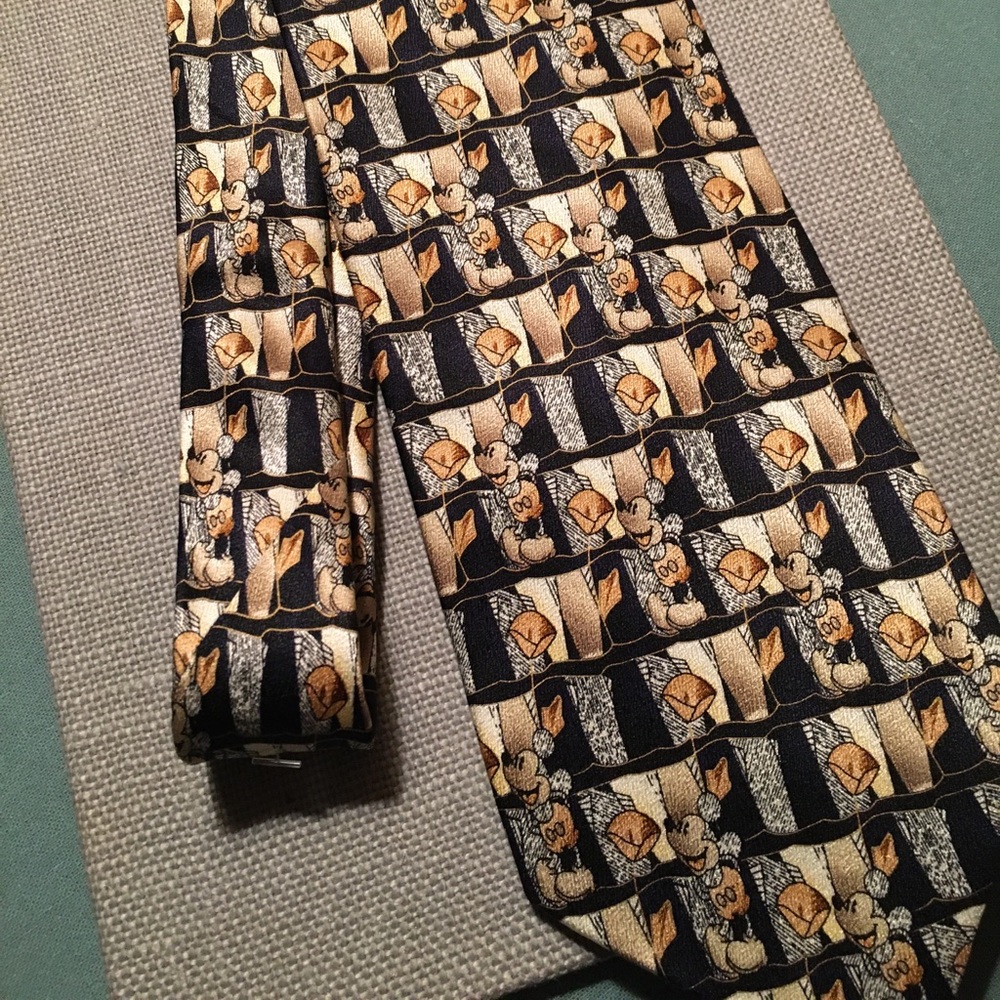 DISNEY NecKtie.  100 % silk